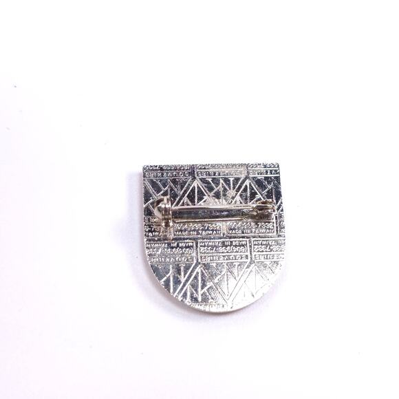 Vintage Whistler Mountain Ski Enamel Pinback Pin - Picture 2 of 4